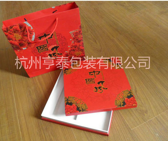 【絲巾盒容納女人的千嬌百媚：送禮倍有面子！】